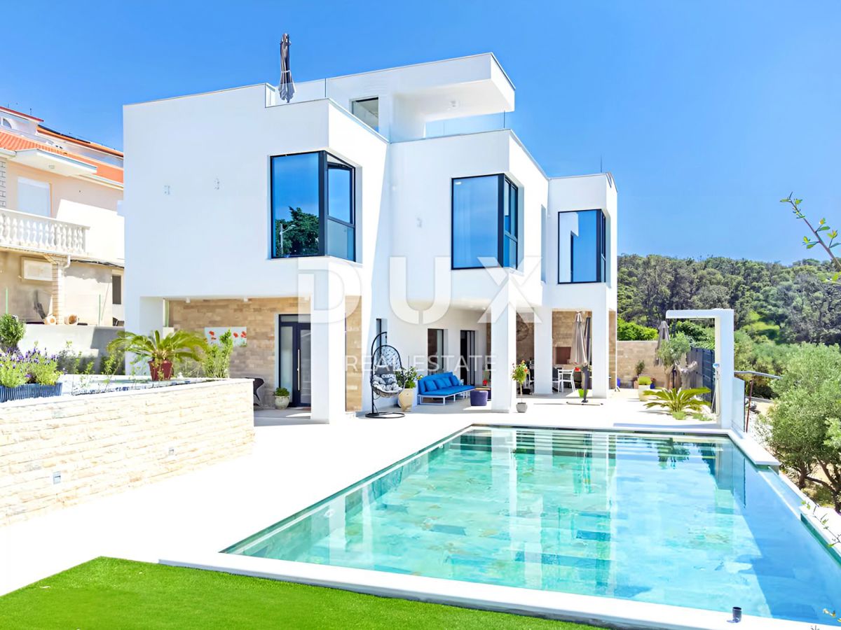 DALMAZIA, ISOLA DI PAG - Casa di architettura moderna con piscina a 50 metri dal mare