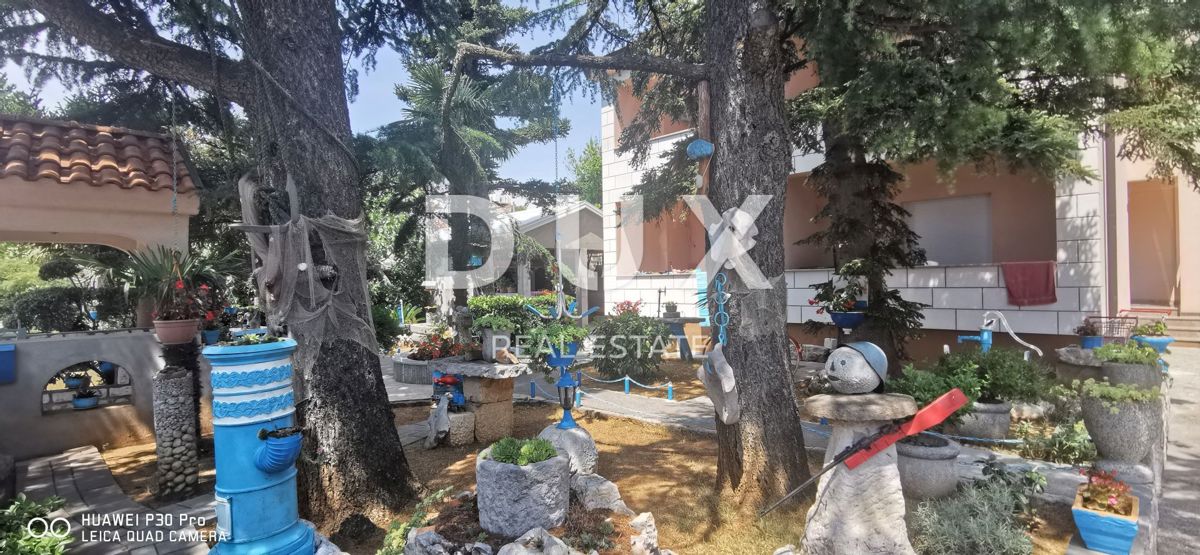 NOVI VINODOLSKI - Casa con giardino imponente a soli 150 metri dal mare