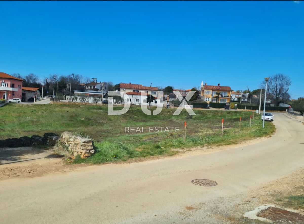 POREČ, KAŠTELIR - terreno edificabile 700m2 CON PERMESSO DI COSTRUZIONE!! per una villa con piscina
