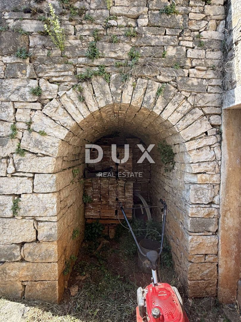 ISTRIA, GROŽNJAN - Autentica casa istriana con terreno edificabile aggiuntivo