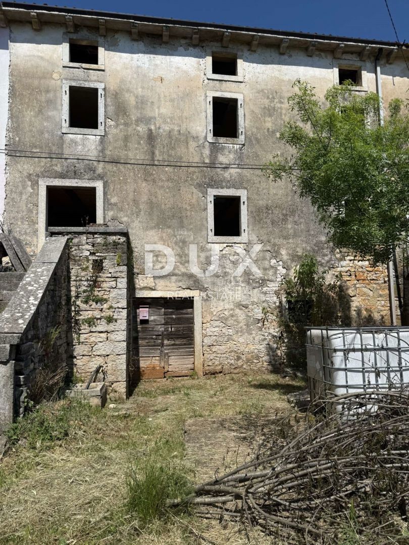 ISTRIA, GROŽNJAN - Autentica casa istriana con terreno edificabile aggiuntivo