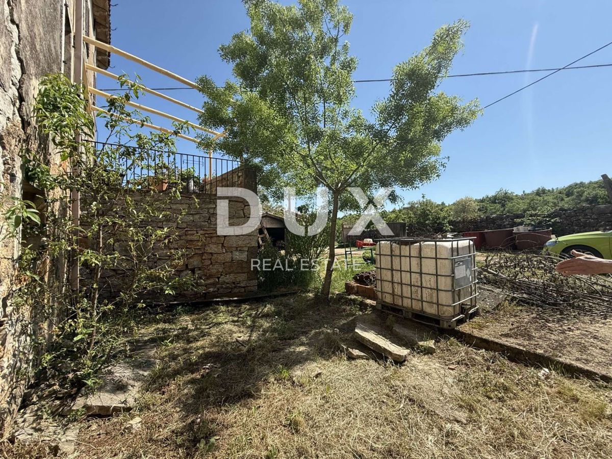 ISTRIA, GROŽNJAN - Autentica casa istriana con terreno edificabile aggiuntivo