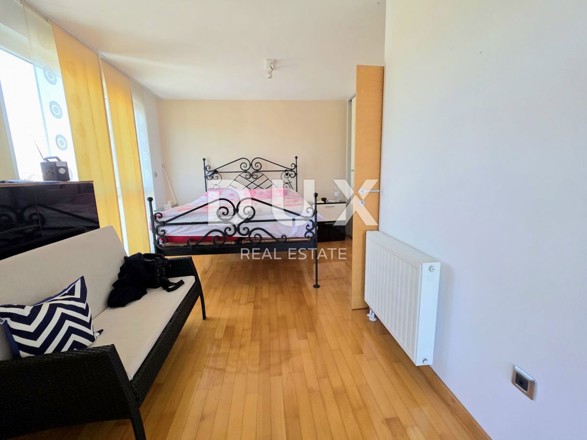 ISTRIA, POLA - Appartamento familiare arredato con 1 camera da letto e soggiorno, situato vicino alle spiagge e alla città con piscina privata