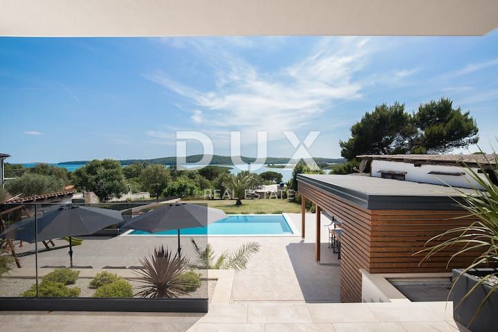ISTRIA, POMER - Villa moderna con vista panoramica unica sul mare