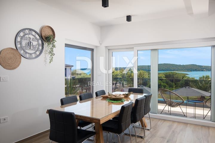 ISTRIA, POMER - Villa moderna con vista panoramica unica sul mare