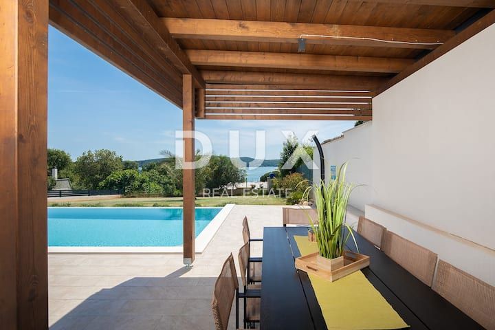 ISTRIA, POMER - Villa moderna con vista panoramica unica sul mare