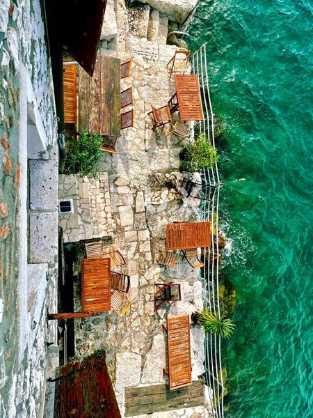 ISTRIA, ROVIGNO - Appartamento con 2 camere da letto e 1 bagno situato in prima fila sul mare con spiaggia privata