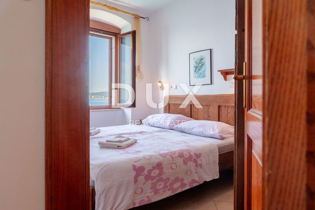 ISTRIA, ROVIGNO - Appartamento con 2 camere da letto e 1 bagno situato in prima fila sul mare con spiaggia privata