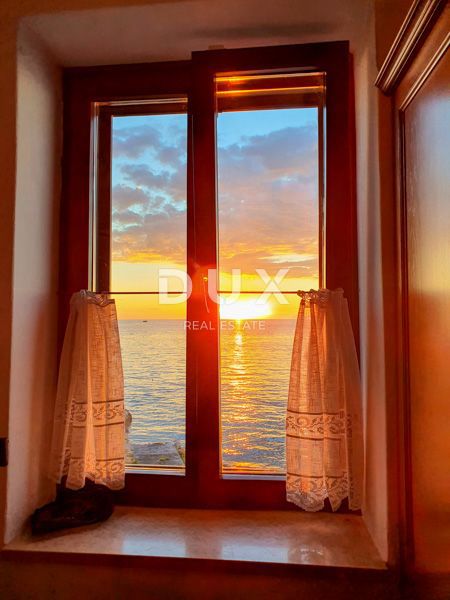 ISTRIA, ROVIGNO - Appartamento con 2 camere da letto e 1 bagno situato in prima fila sul mare con spiaggia privata