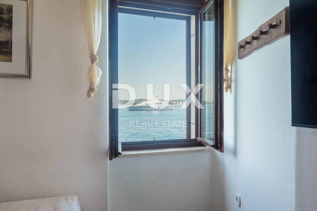 ISTRIA, ROVIGNO - Appartamento con 2 camere da letto e 1 bagno situato in prima fila sul mare con spiaggia privata