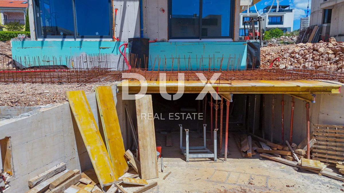 ISOLA DI KRK, NJIVICE - Nuovo edificio esclusivo, appartamento su due piani con piscina!