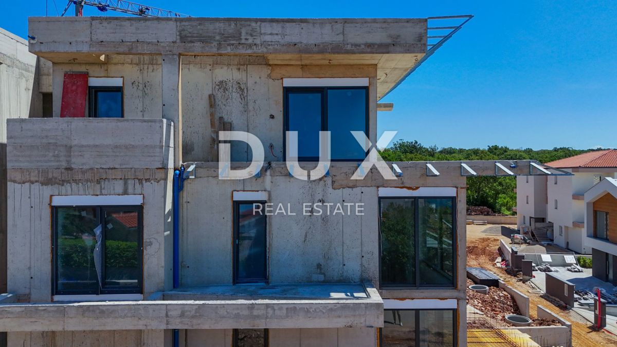 ISOLA DI KRK, NJIVICE - Nuovo edificio esclusivo, appartamento su due piani con piscina!