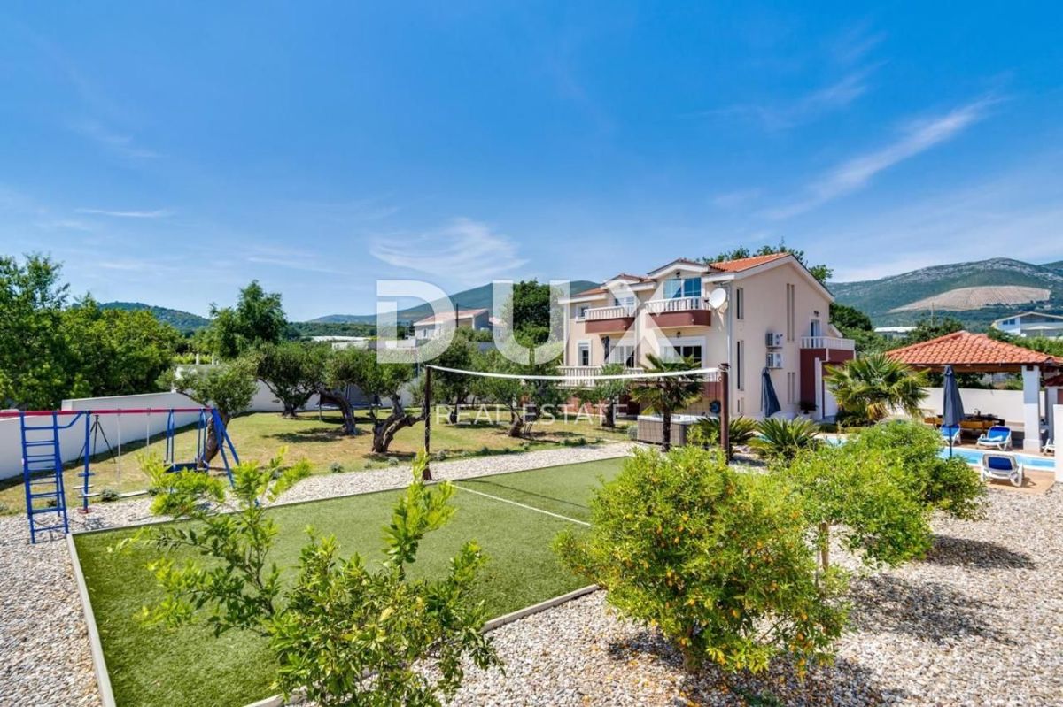 SPALATO, KAŠTEL - Bellissima villa con piscina e vista mare