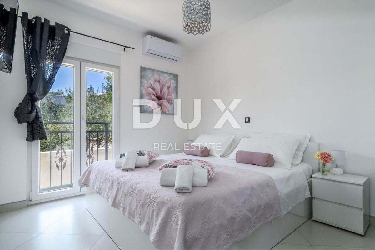 SPALATO, KAŠTEL - Bellissima villa con piscina e vista mare