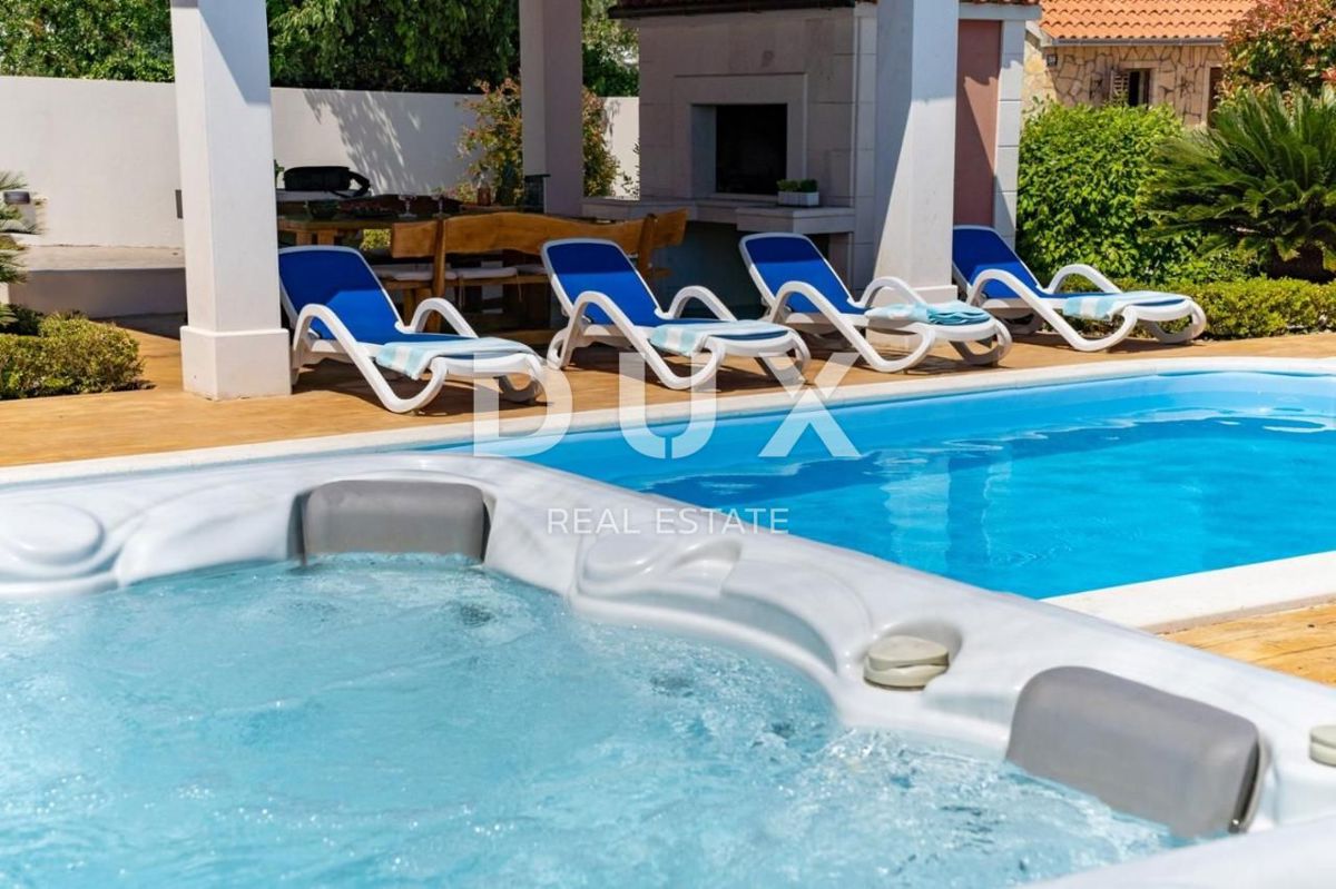 SPALATO, KAŠTEL - Bellissima villa con piscina e vista mare
