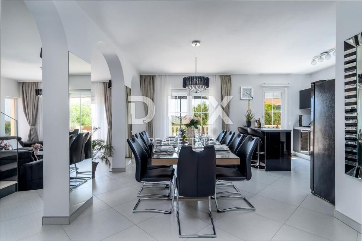 SPALATO, KAŠTEL - Bellissima villa con piscina e vista mare