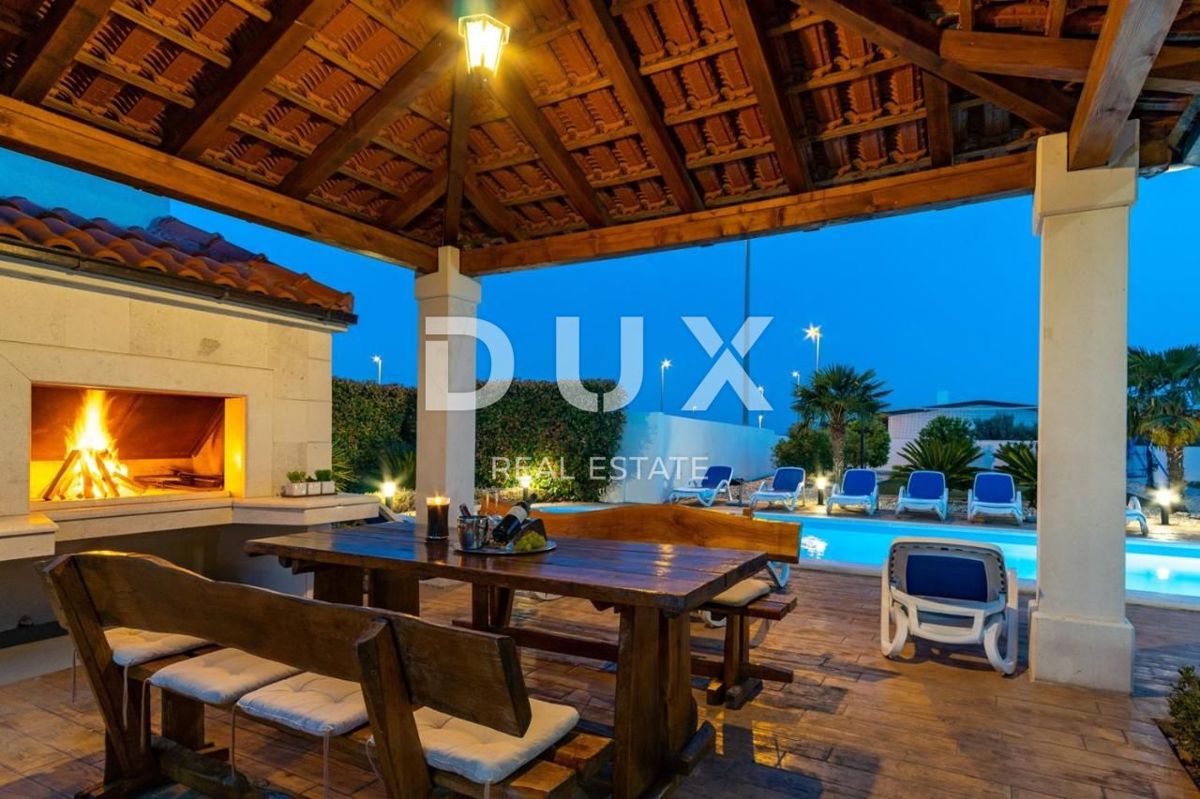 SPALATO, KAŠTEL - Bellissima villa con piscina e vista mare