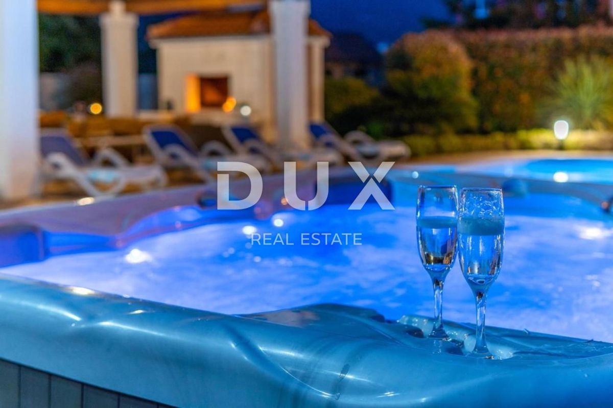SPALATO, KAŠTEL - Bellissima villa con piscina e vista mare