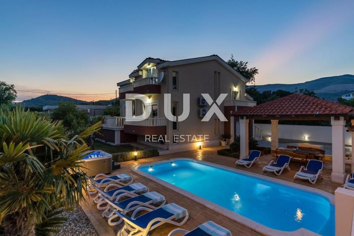 SPALATO, KAŠTEL - Bellissima villa con piscina e vista mare