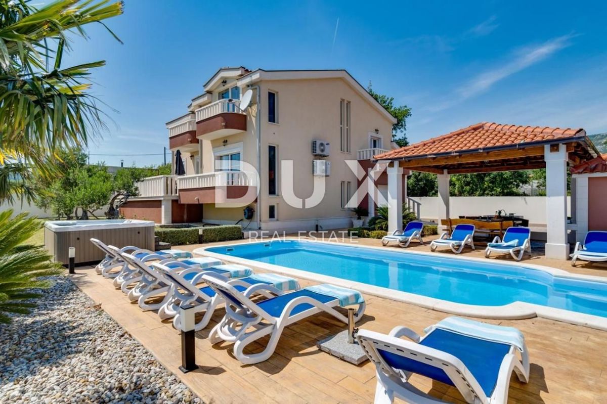 SPALATO, KAŠTEL - Bellissima villa con piscina e vista mare