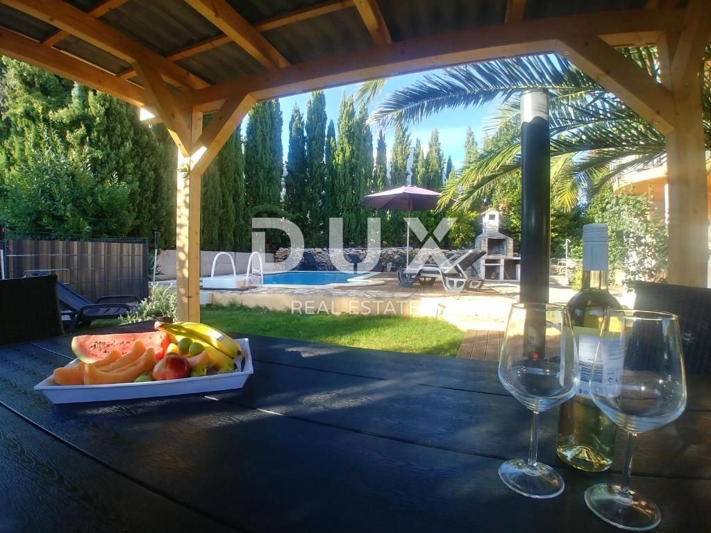 ISTRIA, MEDULIN – Appartamento con 2 camere da letto e 1 bagno con vista mare e piscina in comune, a soli 300 metri dalla costa!