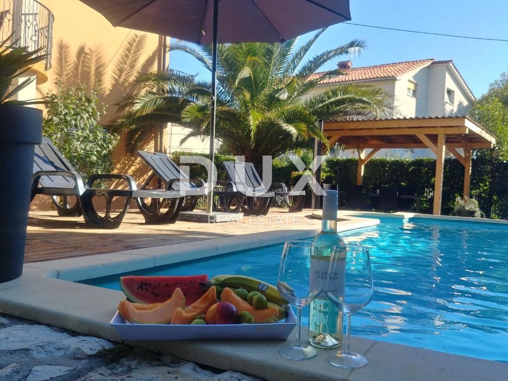 ISTRIA, MEDULIN – Appartamento con 2 camere da letto e 1 bagno con vista mare e piscina in comune, a soli 300 metri dalla costa!