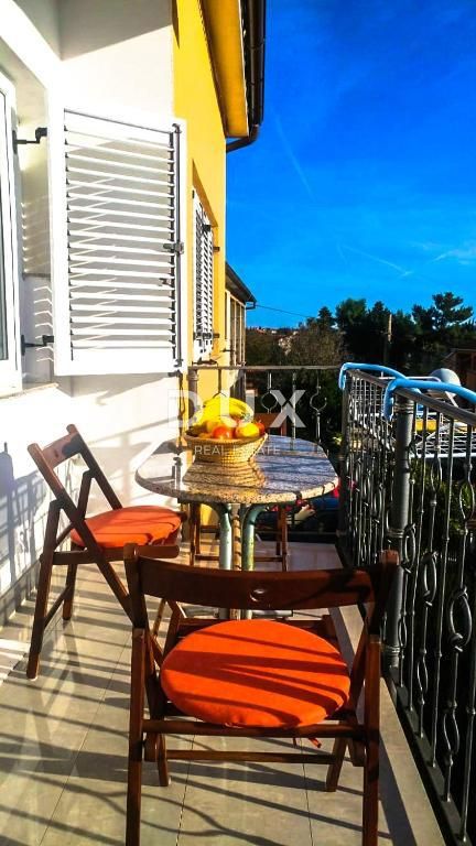 ISTRIA, MEDULIN – Appartamento con 2 camere da letto e 1 bagno con vista mare e piscina in comune, a soli 300 metri dalla costa!