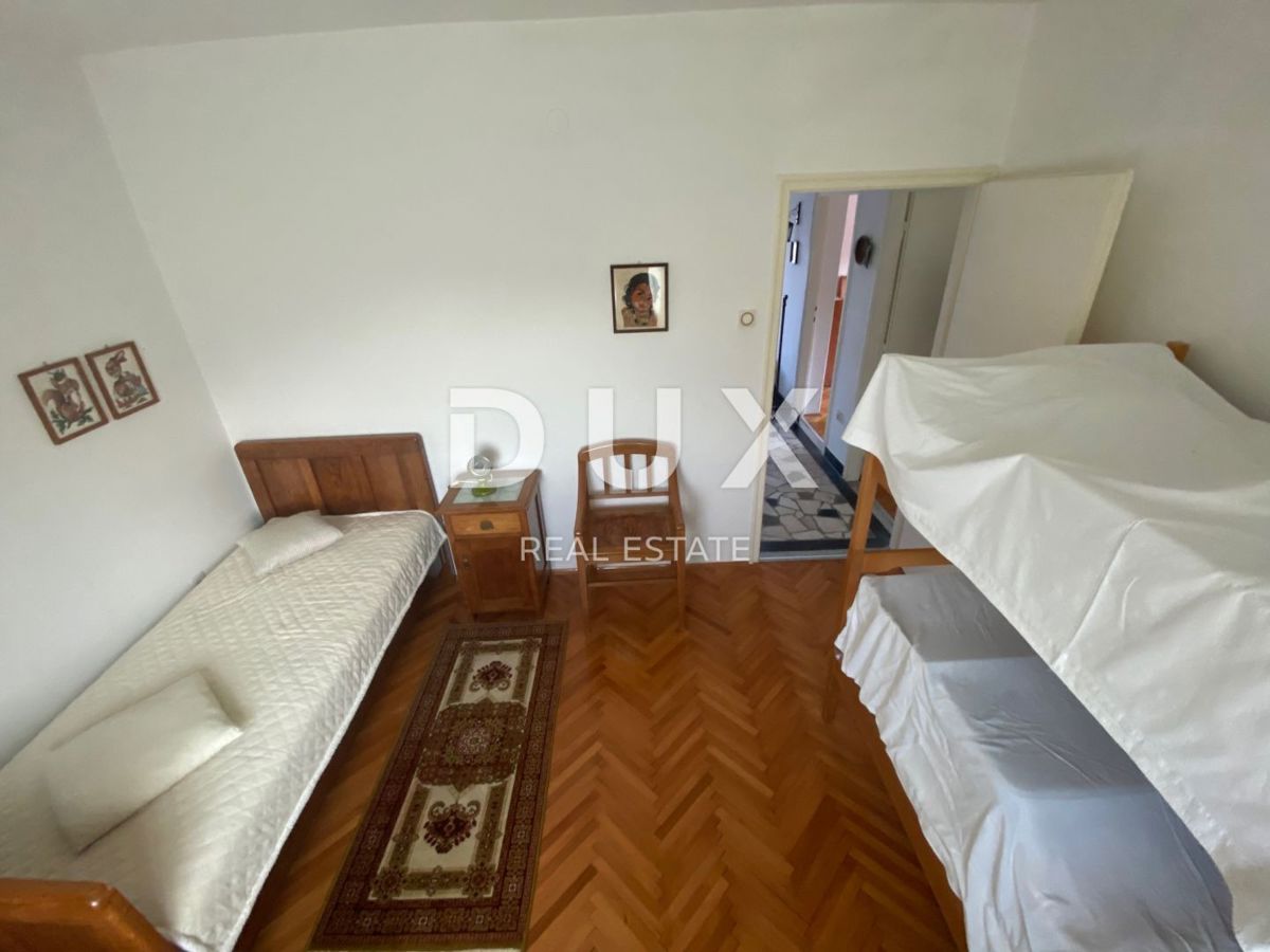 ISOLA DI KRK, BAŠKA, DRAGA BAŠĆANSKA - casa indipendente con due appartamenti e ampio giardino! OCCASIONE!