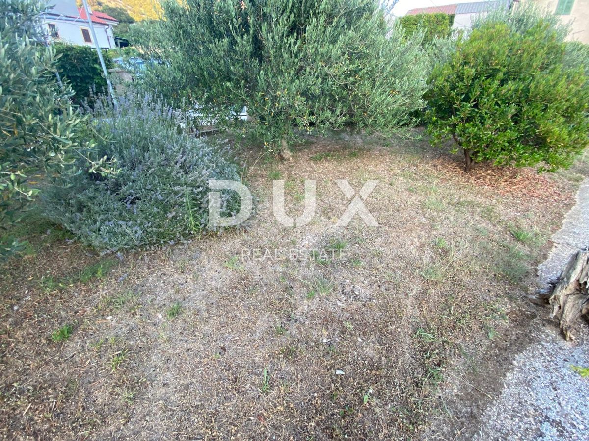 ISOLA DI KRK, BAŠKA, DRAGA BAŠĆANSKA - casa indipendente con due appartamenti e ampio giardino! OCCASIONE!