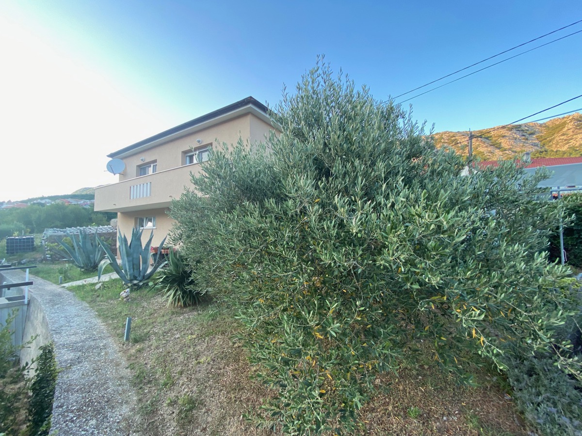 ISOLA DI KRK, BAŠKA, DRAGA BAŠĆANSKA - casa indipendente con due appartamenti e ampio giardino! OCCASIONE!