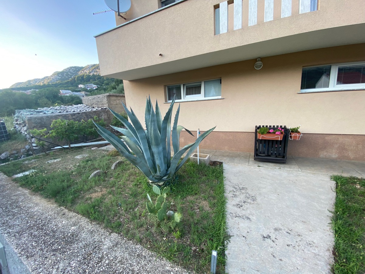 ISOLA DI KRK, BAŠKA, DRAGA BAŠĆANSKA - casa indipendente con due appartamenti e ampio giardino! OCCASIONE!
