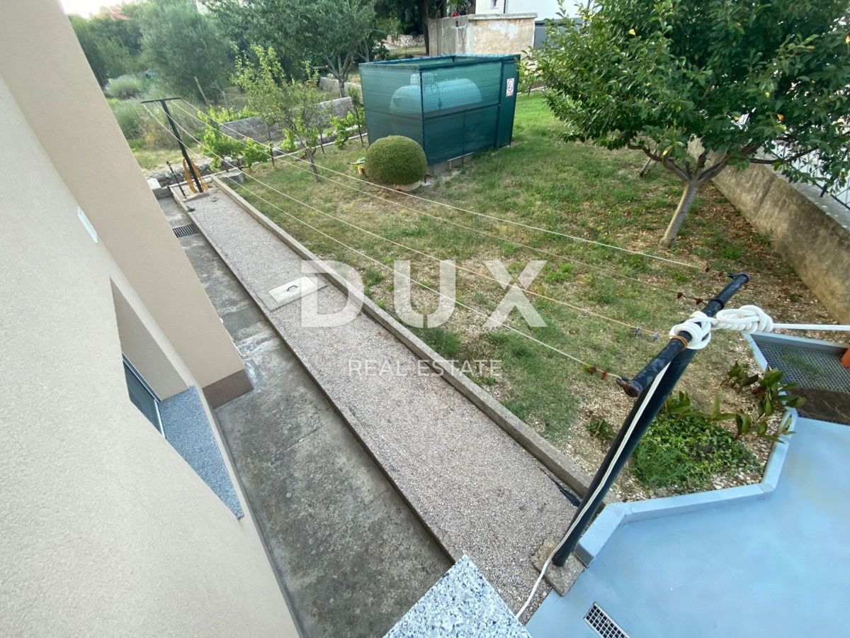 ISOLA DI KRK, BAŠKA, DRAGA BAŠĆANSKA - casa indipendente con due appartamenti e ampio giardino! OCCASIONE!