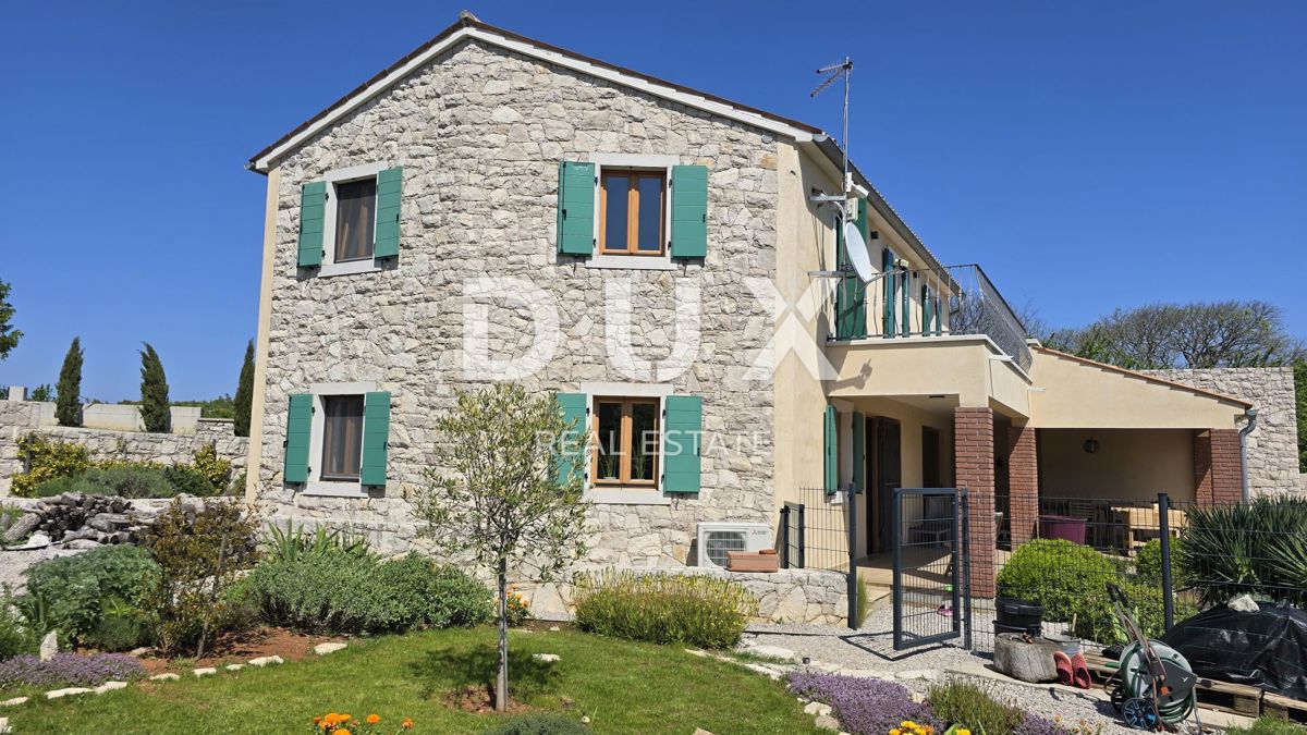 ISTRIA, LABIN - Casa mediterranea in pietra con piscina e fantastica vista sul mare