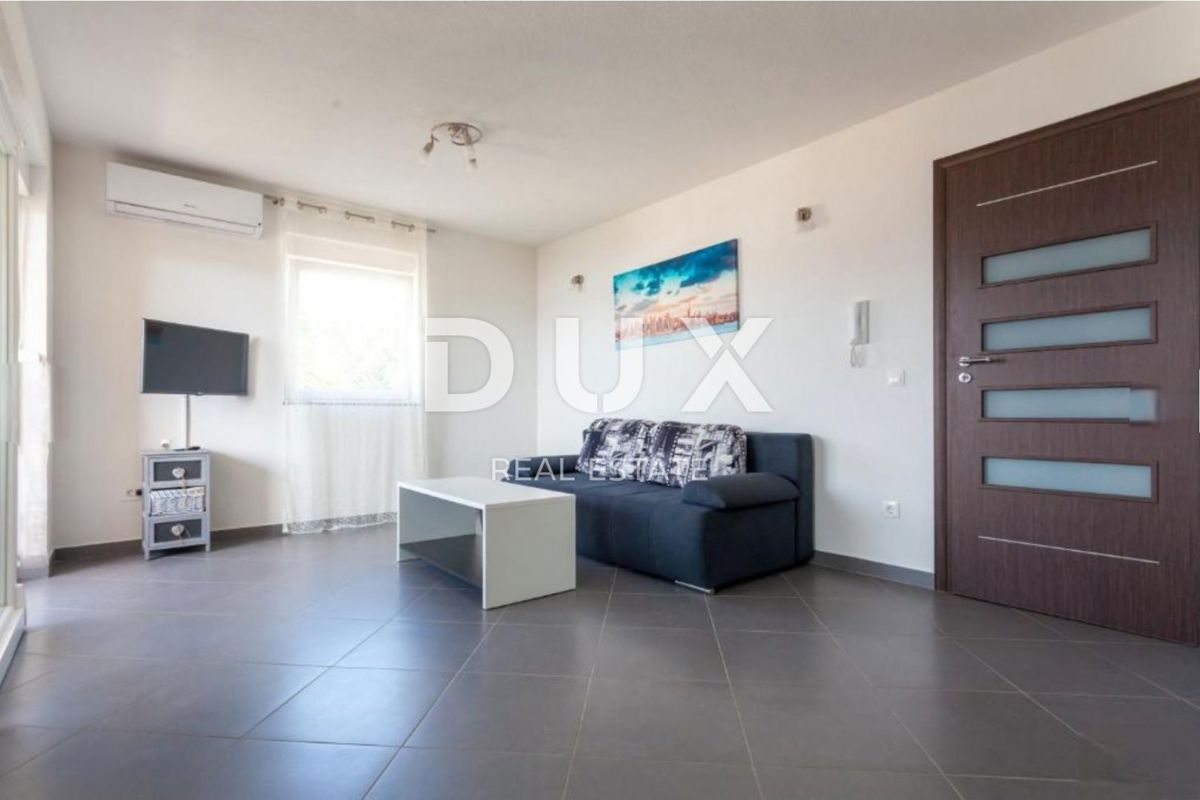 ISOLA DI KRK, KLIMNO - appartamento in villa 61m2, soggiorno + 2 camere da letto, piano terra, con splendida vista sul mare e piscina + dintorni 91m2 - S2