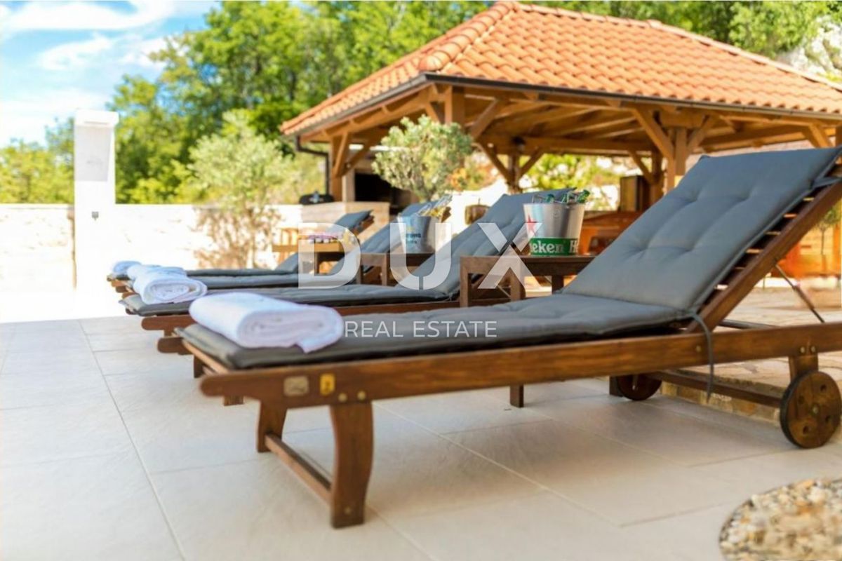 ISOLA DI KRK, KLIMNO - appartamento in villa 61m2, soggiorno + 2 camere da letto, piano terra, con splendida vista sul mare e piscina + dintorni 91m2 - S2