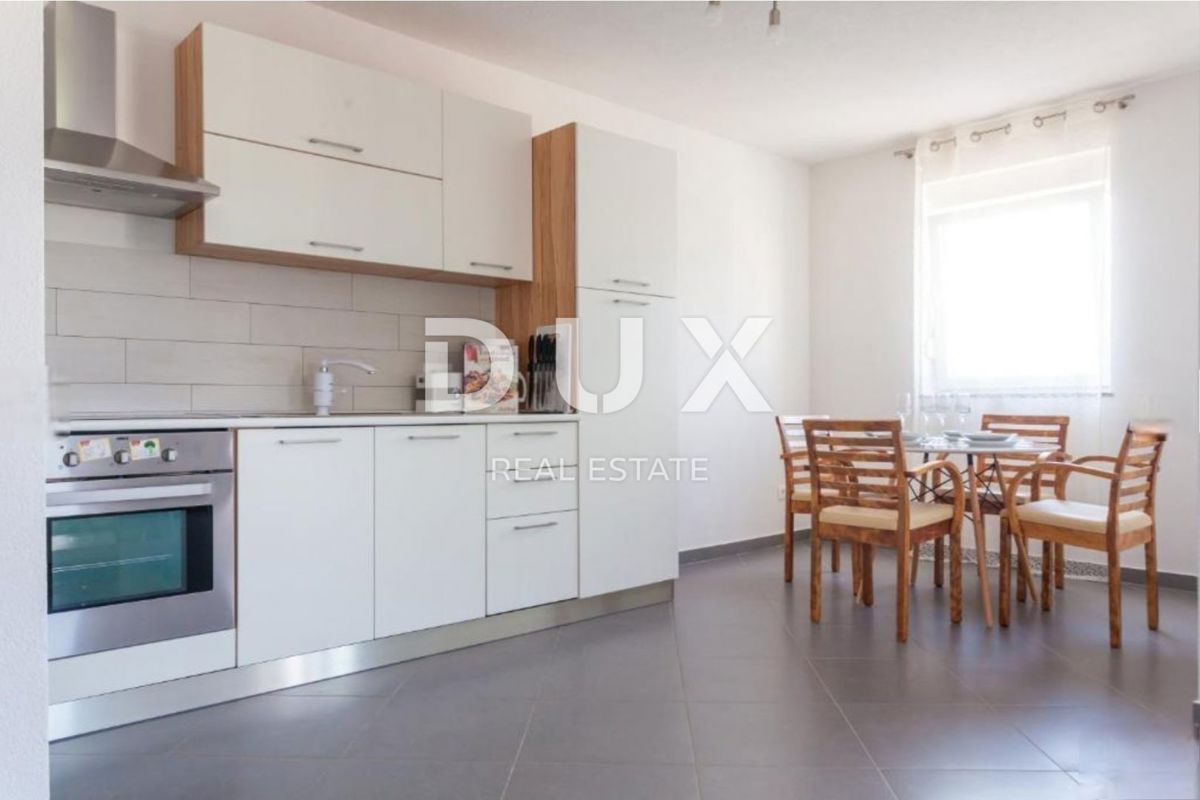 ISOLA DI KRK, KLIMNO - appartamento in villa 61m2, soggiorno + 2 camere da letto, piano terra, con splendida vista sul mare e piscina + dintorni 91m2 - S2