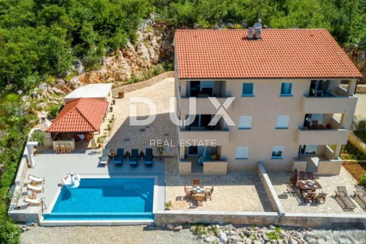 ISOLA DI KRK, KLIMNO - appartamento in villa 61m2, soggiorno + 2 camere da letto, piano terra, con splendida vista sul mare e piscina + dintorni 91m2 - S2