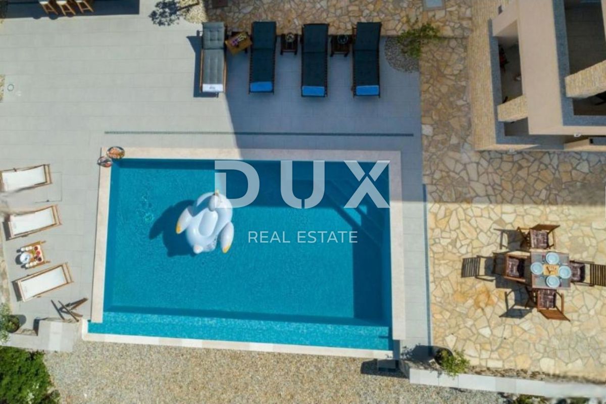 ISOLA DI KRK, KLIMNO - appartamento in villa 61m2, soggiorno + 2 camere da letto, piano terra, con splendida vista sul mare e piscina + dintorni 91m2 - S2