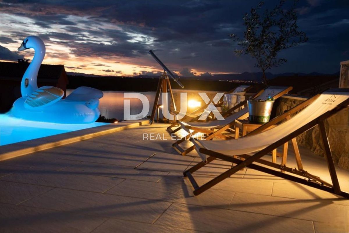 ISOLA DI KRK, KLIMNO - appartamento in villa 61m2, soggiorno + 2 camere da letto, piano terra, con splendida vista sul mare e piscina + dintorni 91m2 - S2