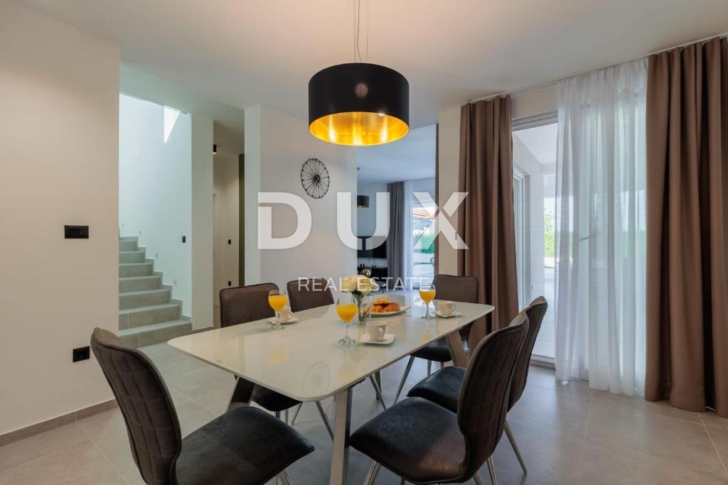 ZADAR, VRSI - Villa completamente arredata con piscina e garage!