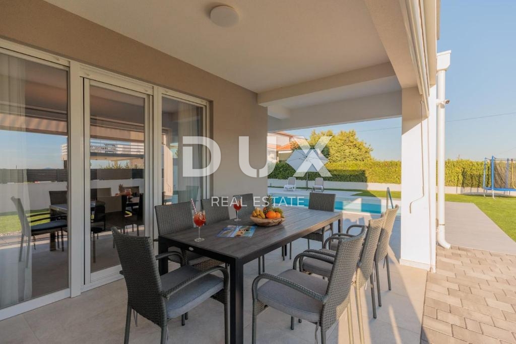 ZADAR, VRSI - Villa completamente arredata con piscina e garage!