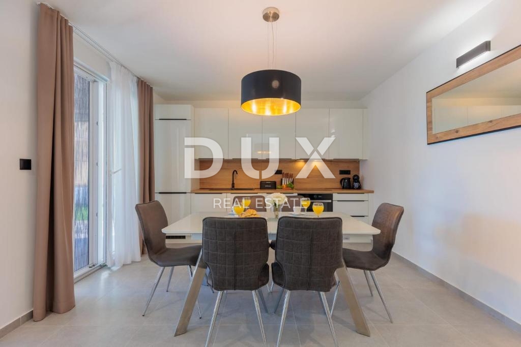 ZADAR, VRSI - Villa completamente arredata con piscina e garage!