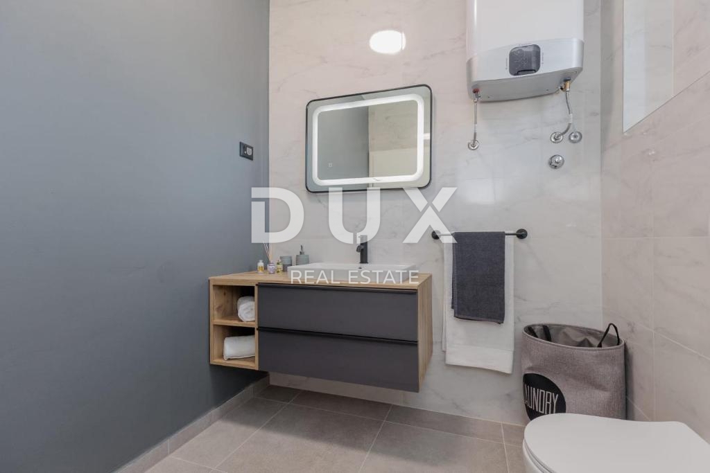 ZADAR, VRSI - Villa completamente arredata con piscina e garage!