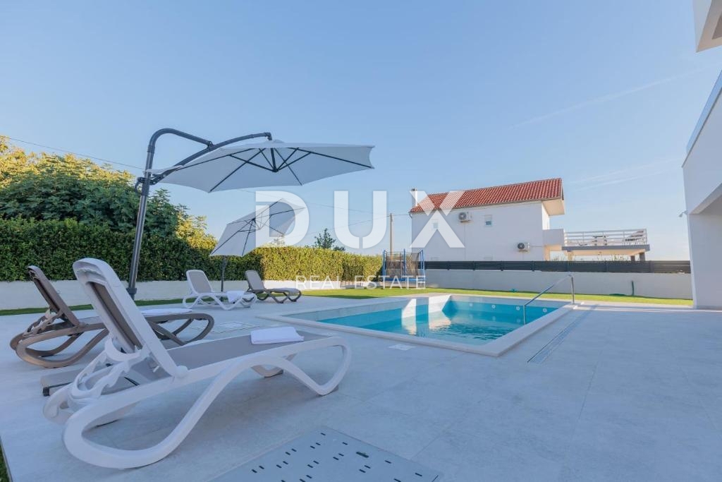 ZADAR, VRSI - Villa completamente arredata con piscina e garage!