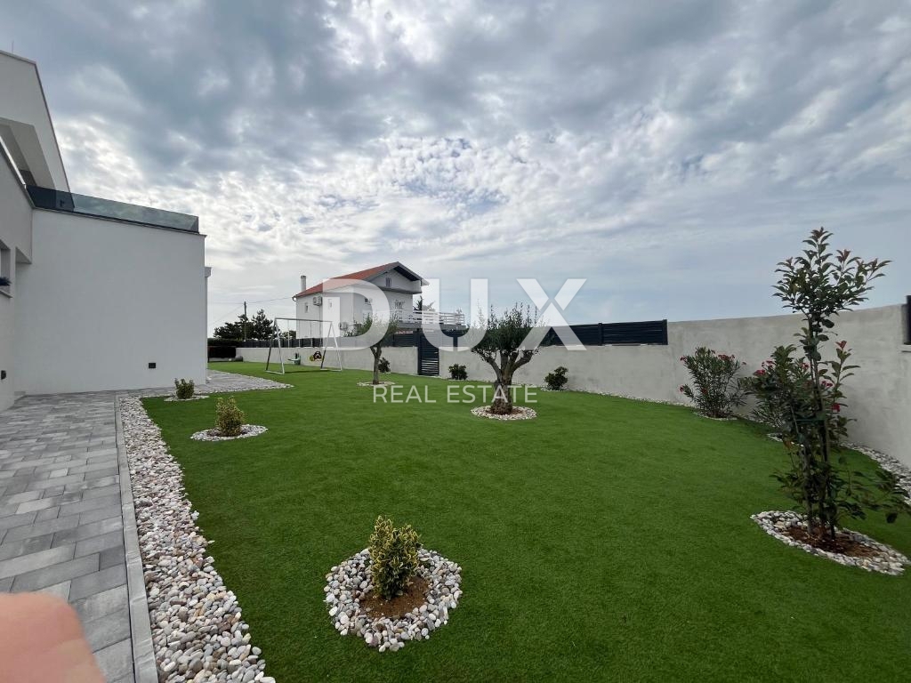 ZADAR, VRSI - Villa completamente arredata con piscina e garage!