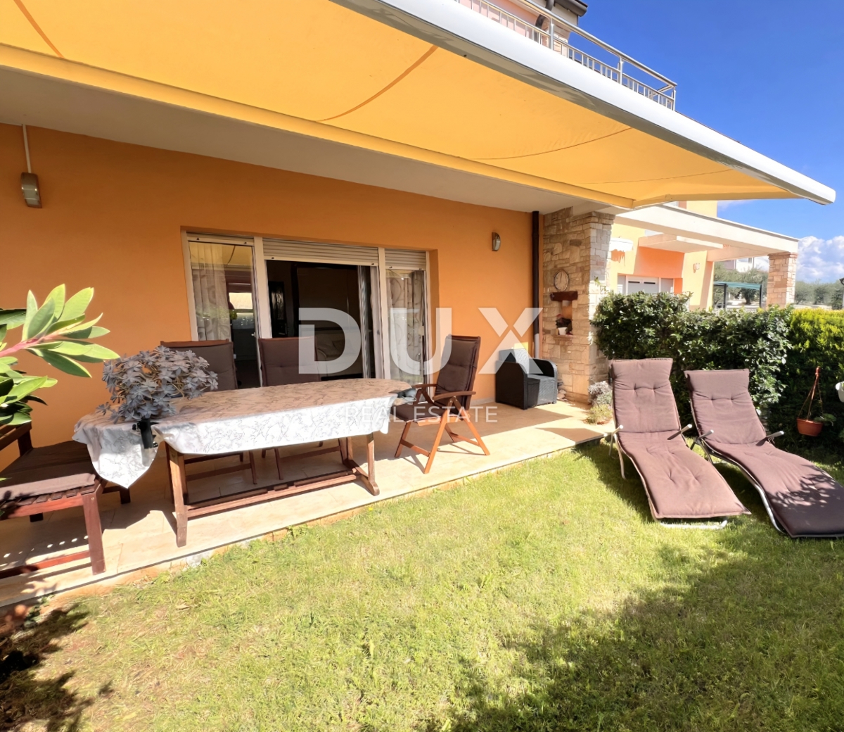ISTRIA, NOVIGRAD - Casa a schiera familiare e privata vicino alle spiagge e al centro città