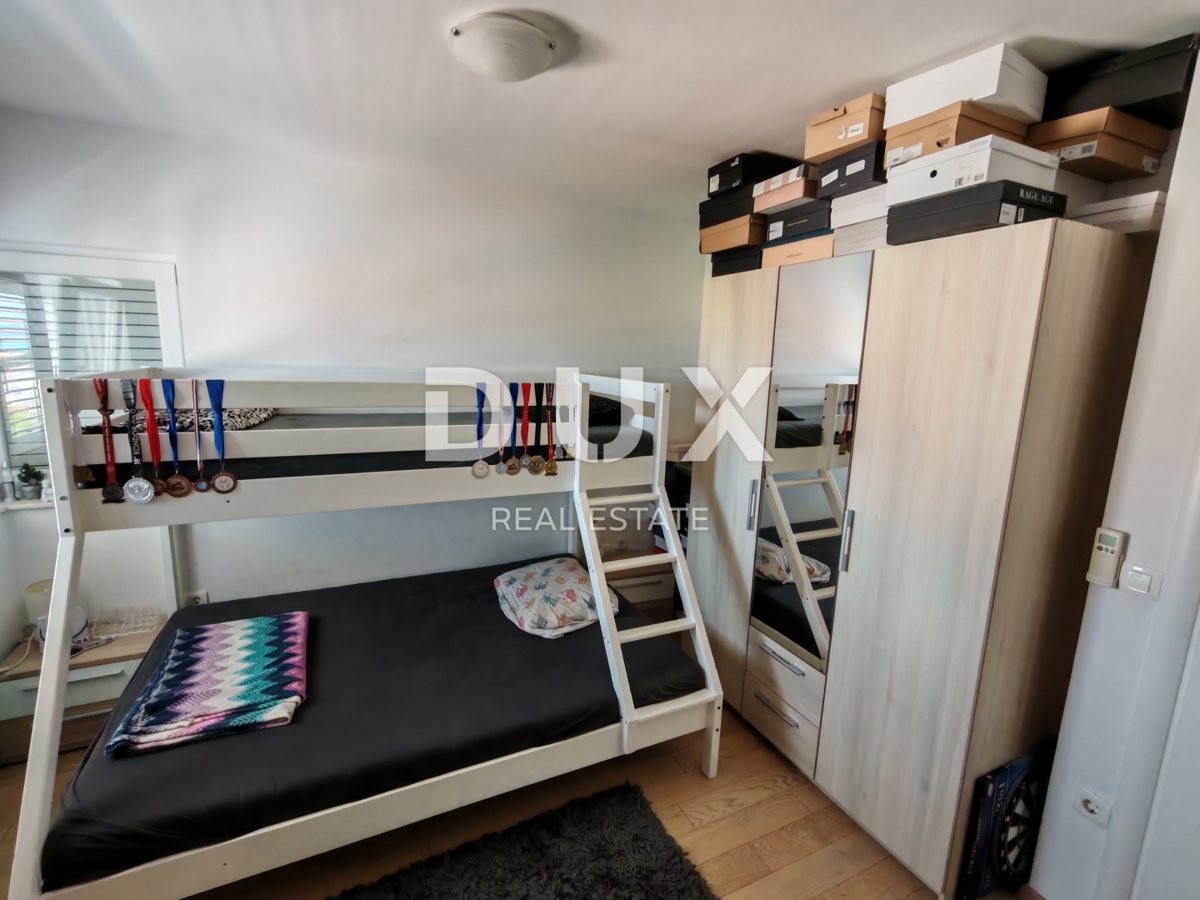 ZADAR, BORIK - Appartamento duplex completamente arredato con una splendida vista sul mare!