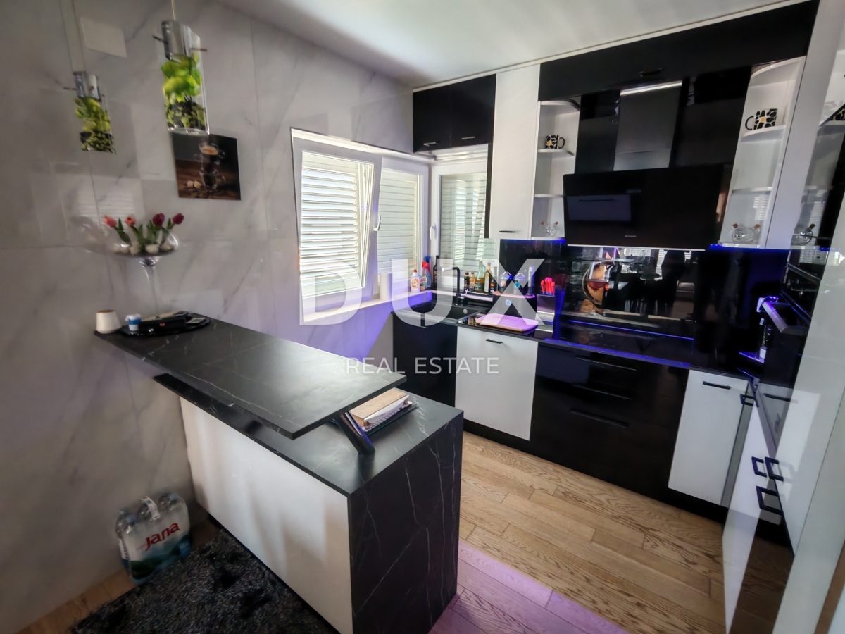 ZADAR, BORIK - Appartamento duplex completamente arredato con una splendida vista sul mare!
