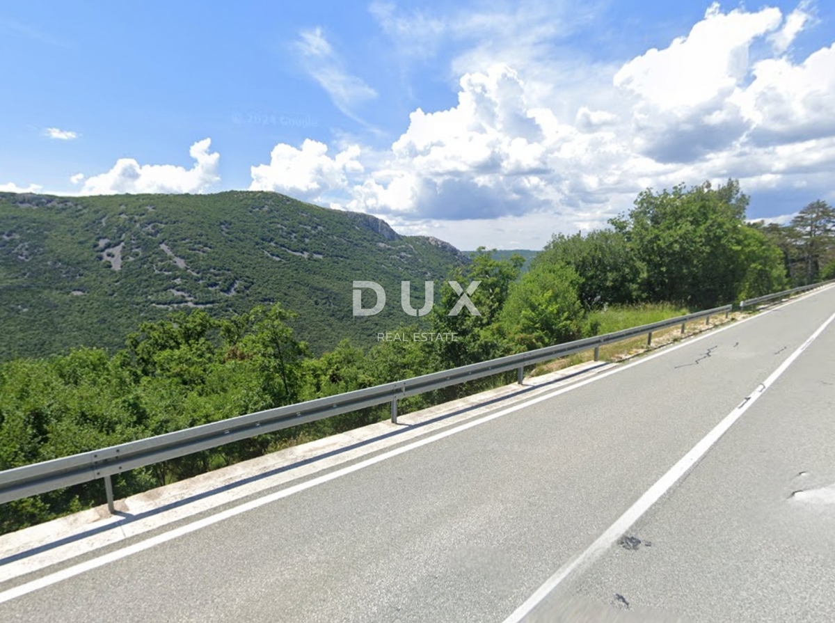 PLOMIN - terreno agricolo di 28000 m2 con un edificio progettato di 55 m2, a 300 m dal mare