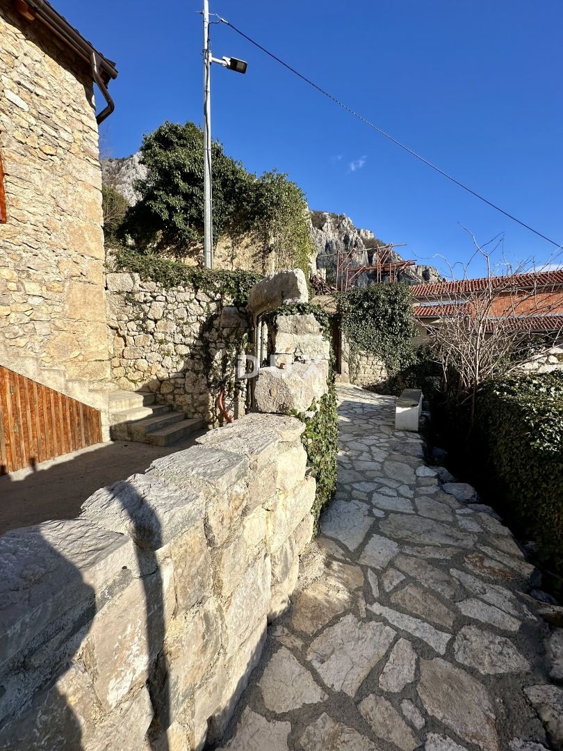 CRIKVENICA, BELGRADO - casa con due appartamenti con vista mare + cortile + casa da ristrutturare! OCCASIONE!!!